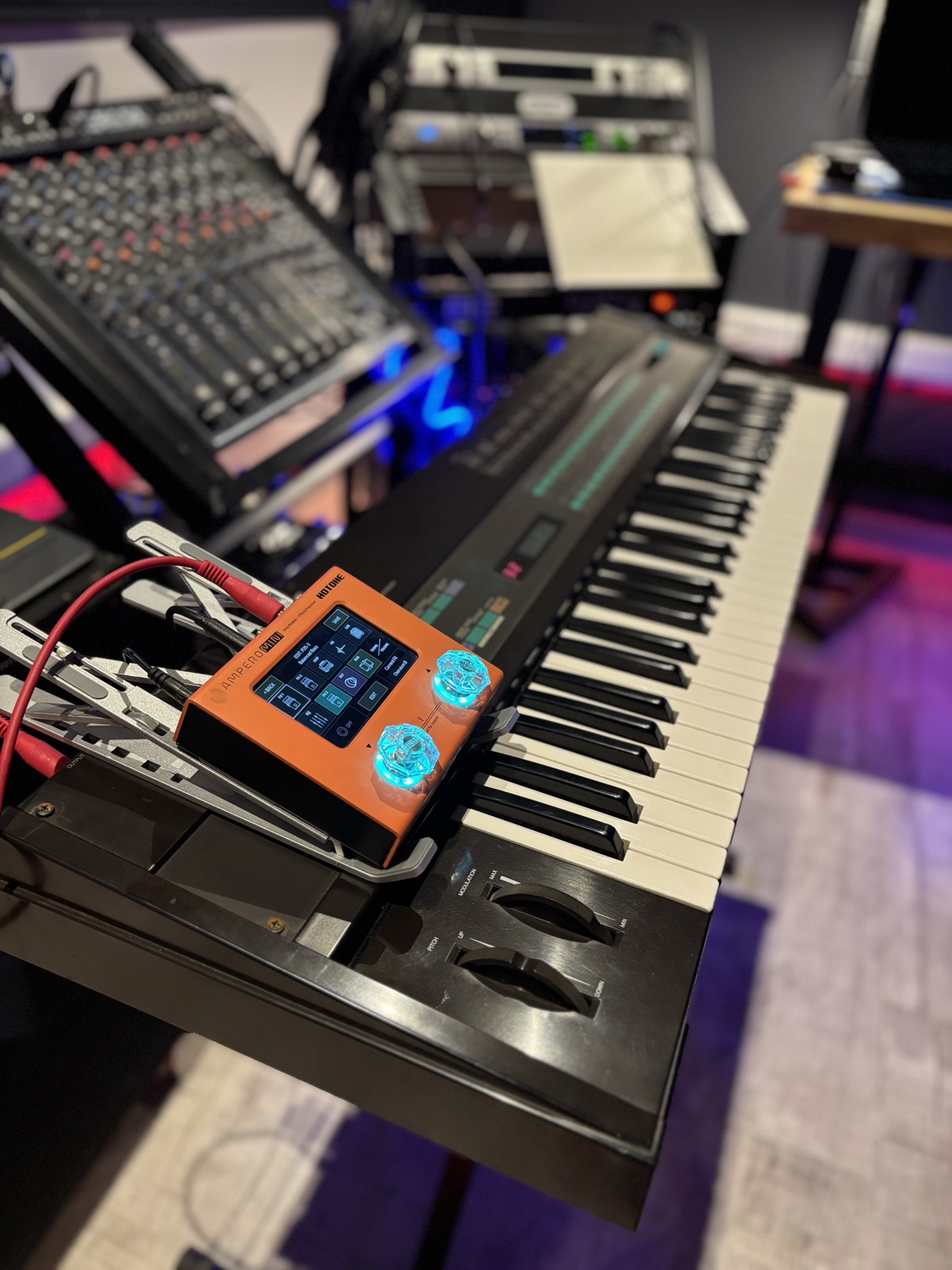 Synthétiseur Yamaha DX7 en régie